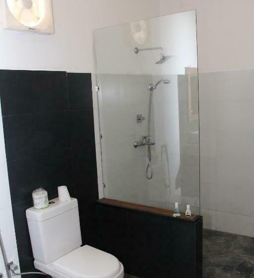 חדר משפחתי דלוקס, Eco Hotel Black & White   Anuradhapura