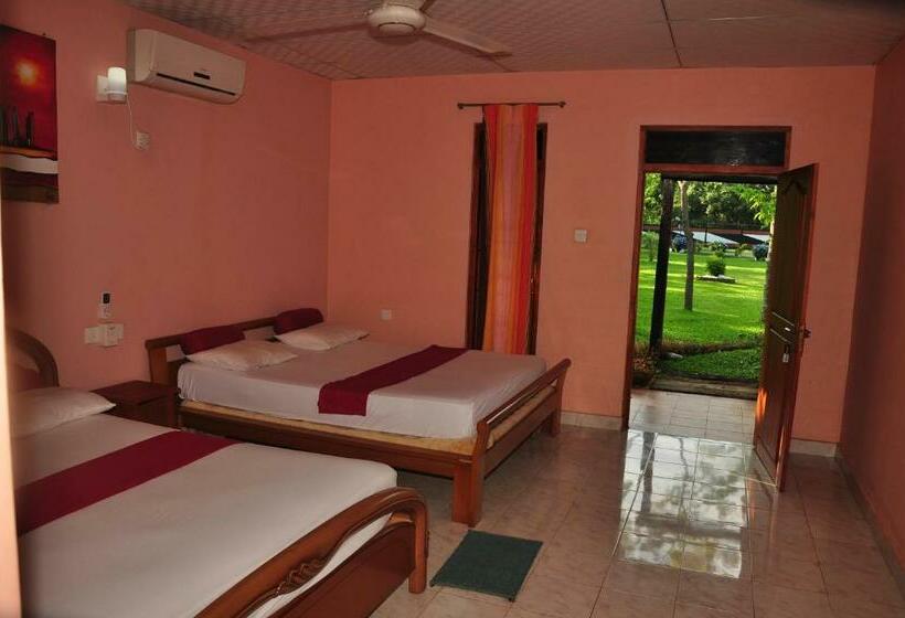 חדר משפחתי, Eco Hotel Black & White   Anuradhapura