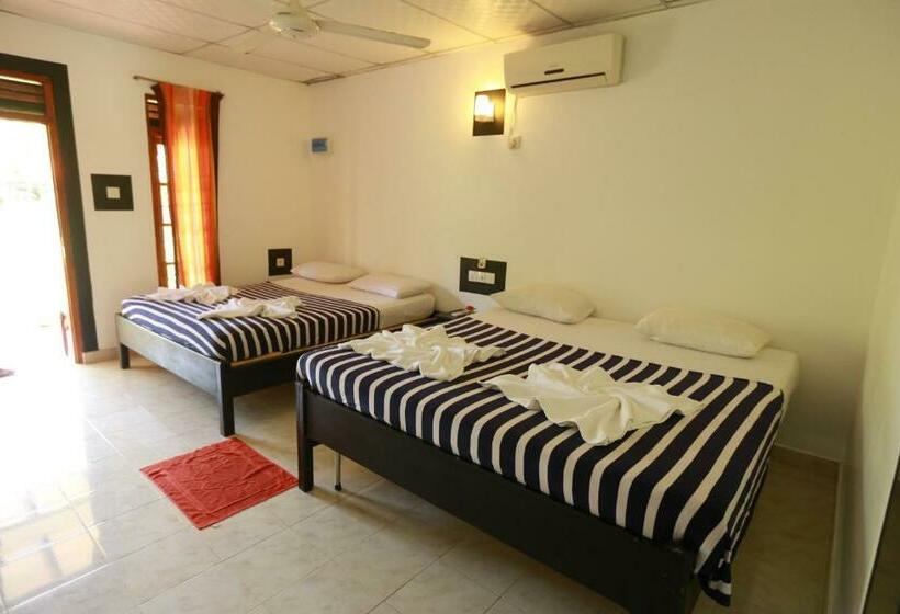 חדר משפחתי, Eco Hotel Black & White   Anuradhapura