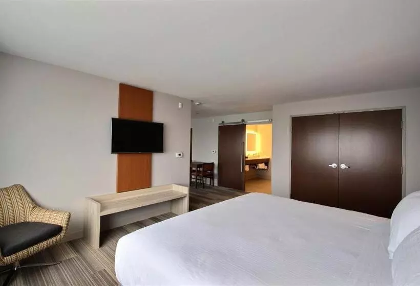 キングサイズベッドのスイートルーム, Holiday Inn Express & Suites Fond Du Lac, An Ihg