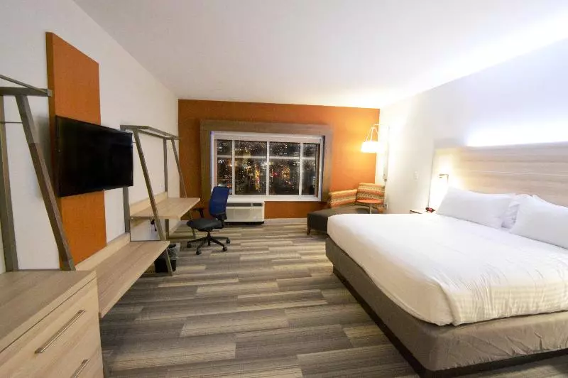 身障者適用キングサイズベッドルーム, Holiday Inn Express & Suites Toledo South   Perrysburg, An Ihg