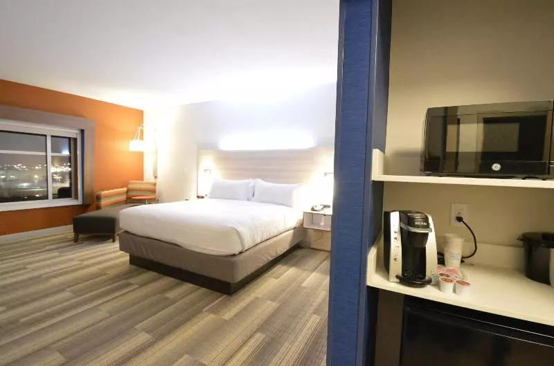 キングサイズベッドのスタンダードルーム, Holiday Inn Express & Suites Toledo South   Perrysburg, An Ihg
