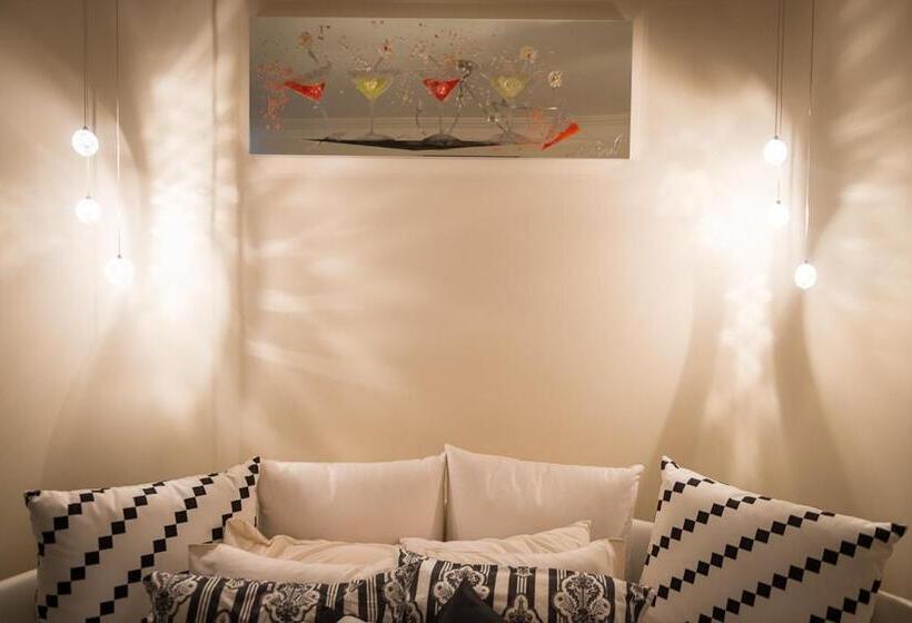 Люкс, The Saddleworth