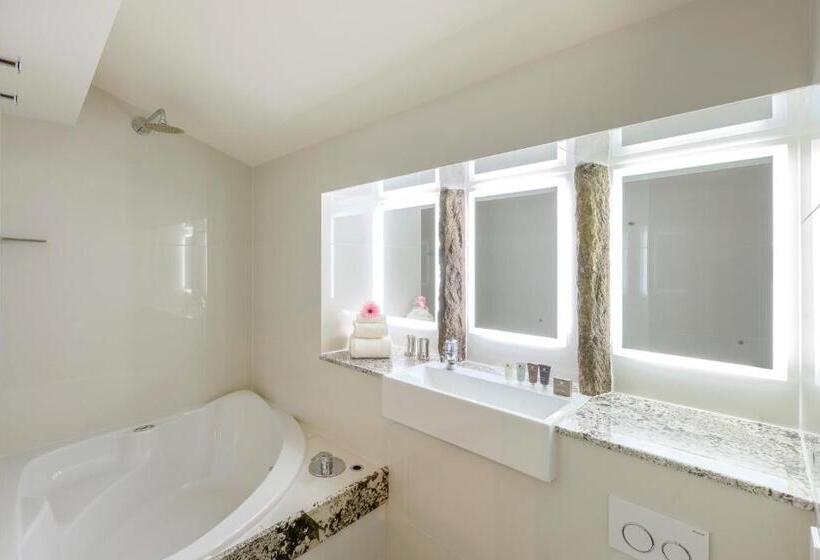 Люкс, The Saddleworth