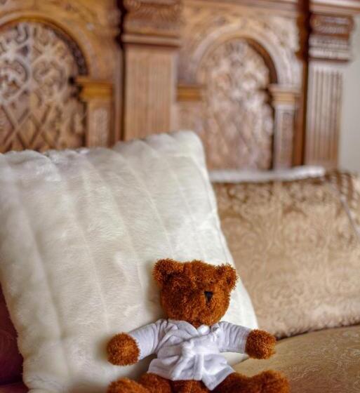 Семейный Номер, The Saddleworth