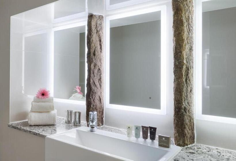 Люкс Кровать Кинг, The Saddleworth