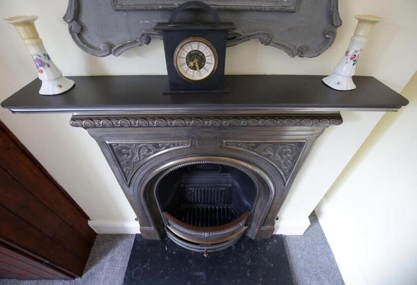 スタンダードルーム, Fitzwarine House Whittington