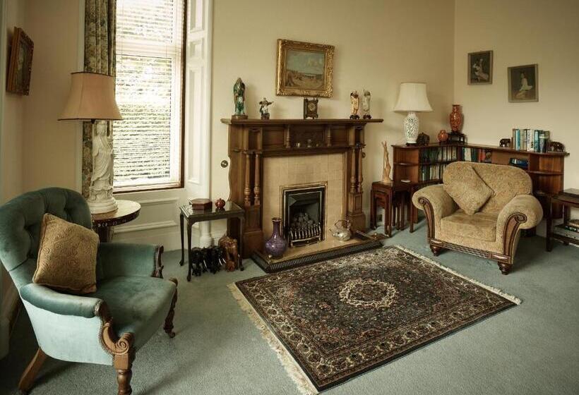 غرفة قياسية مطلّة علي الحديقة, Tali Ayer