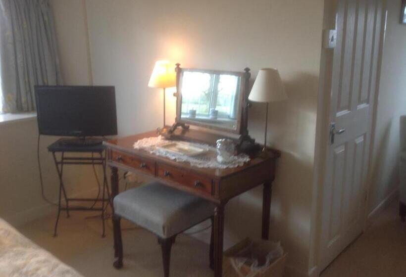 חדר סופריור, The Coach House