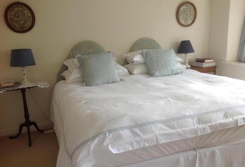 חדר סופריור, The Coach House