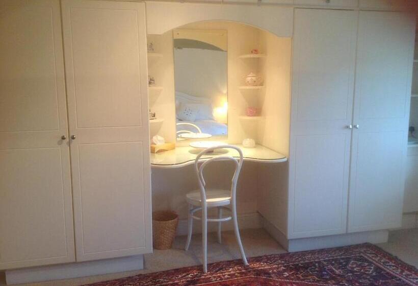 חדר סטנדרט, The Coach House