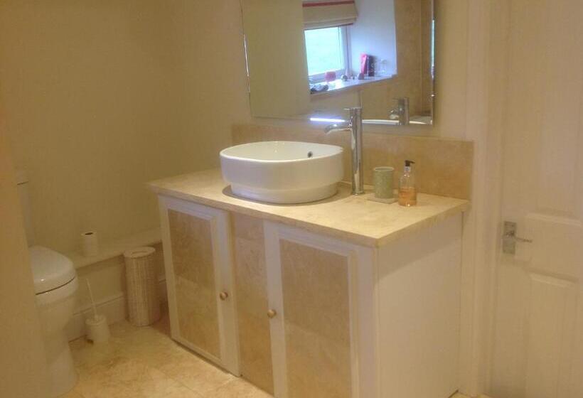 חדר סטנדרט, The Coach House