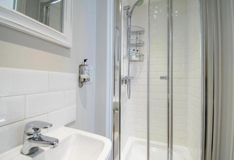 غرفة سوبيريور سرير كينج, The Farmhouse At Bodnant Welsh Food