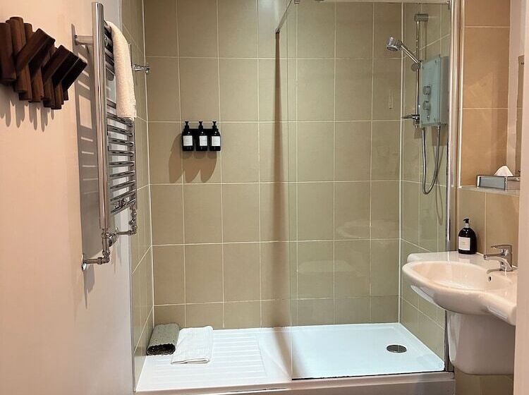 침실 1개 아파트, The Churchill Court