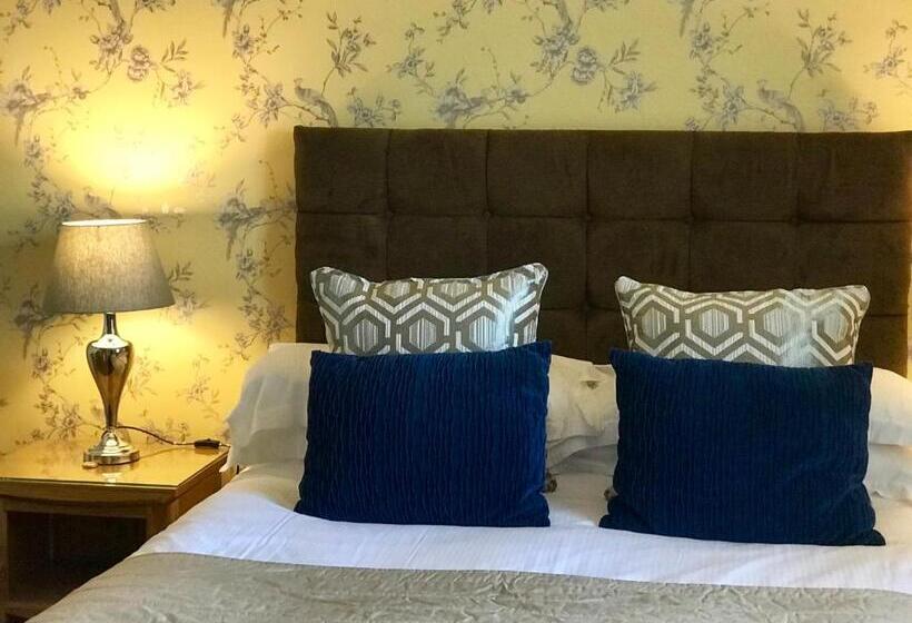 기본룸, The Churchill Court