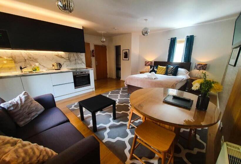 스탠다드 스튜디오, The Churchill Court