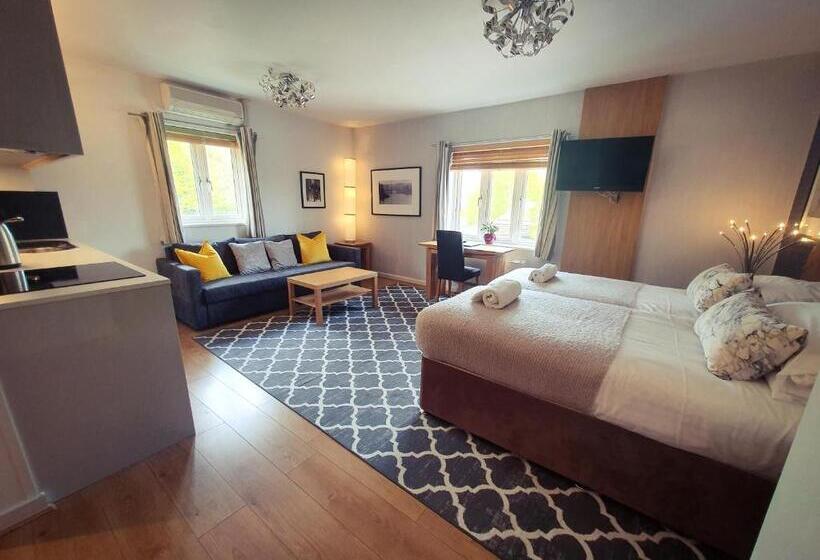 스탠다드 스튜디오, The Churchill Court