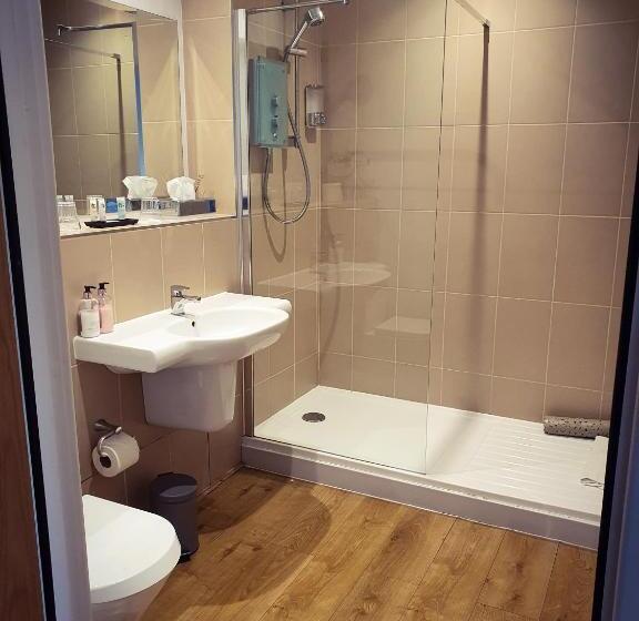 스탠다드 스튜디오, The Churchill Court