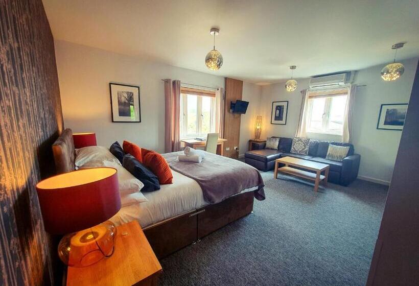 디럭스 룸 킹사이즈 침대, The Churchill Court