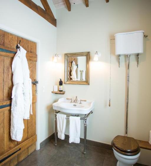 غرفة ديلوكس, The Three Daggers