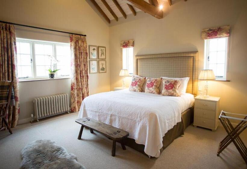 חדר דחוקס עם מיטת קינג, The Three Daggers