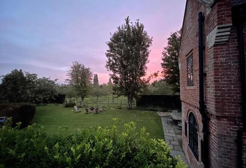 2间卧室的房子, The Three Daggers