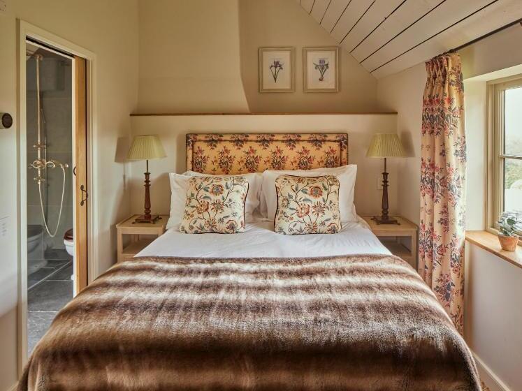 منزل غرفتين نوم, The Three Daggers