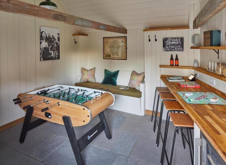 2间卧室的房子, The Three Daggers