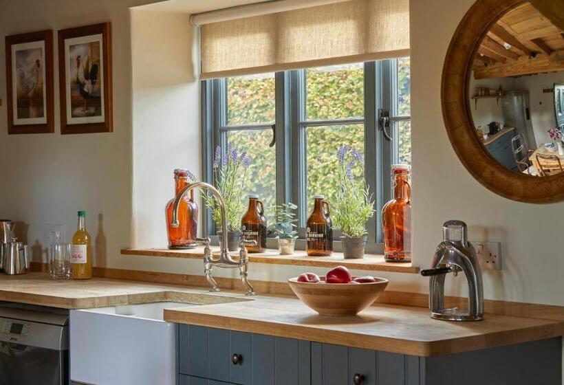 منزل غرفتين نوم, The Three Daggers