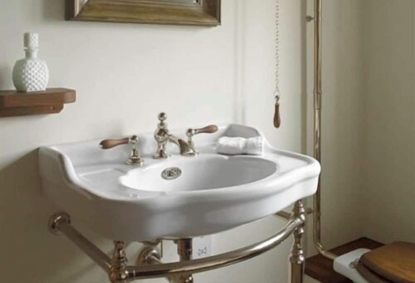 غرفة ديلوكس, The Three Daggers