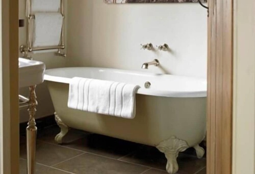 חדר דלוקס, The Three Daggers