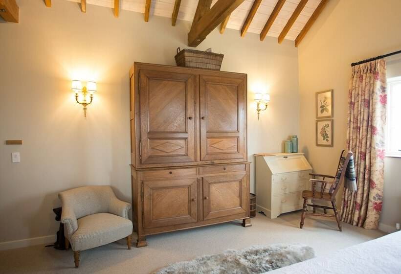 חדר דלוקס, The Three Daggers