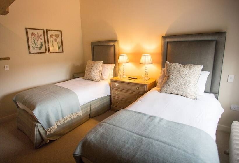 غرفة قياسية, The Three Daggers