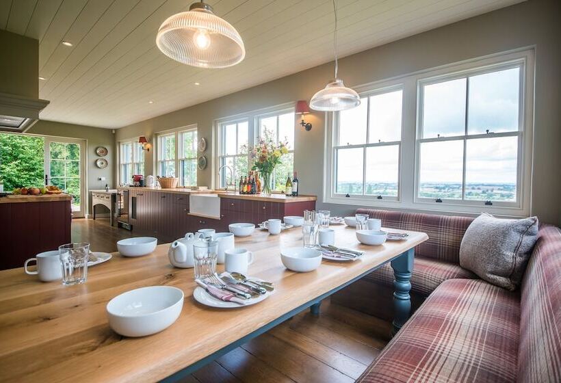 1间卧室的房子, The Three Daggers