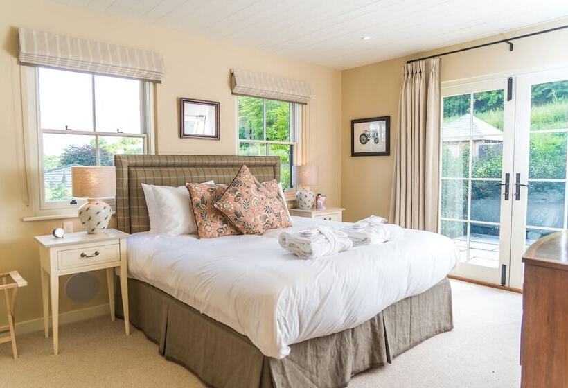 منزل غرفة نوم واحدة, The Three Daggers