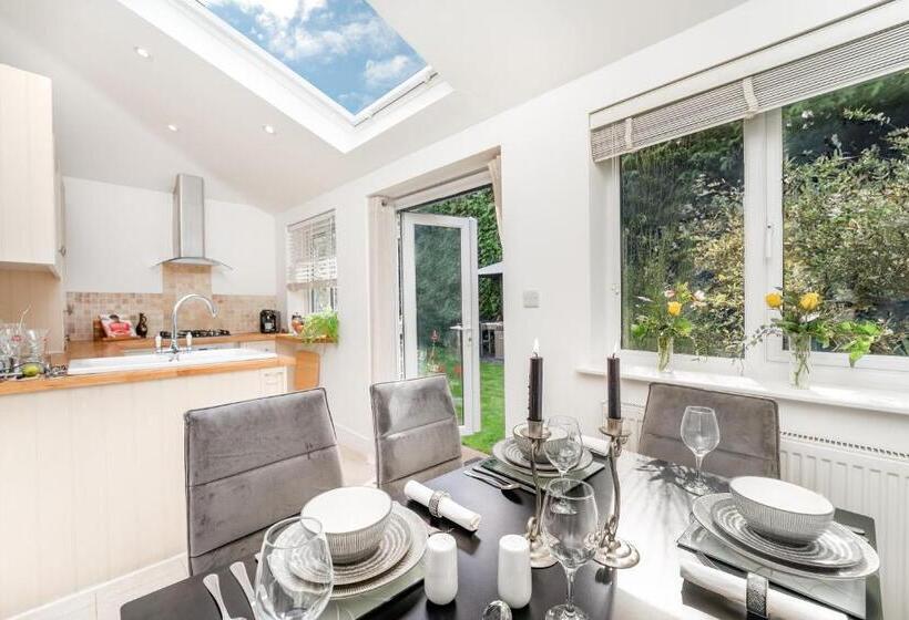 Хижина, Newmarket Boutique Apartments