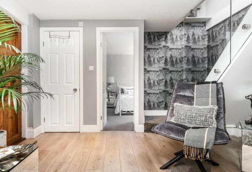 Хижина, Newmarket Boutique Apartments