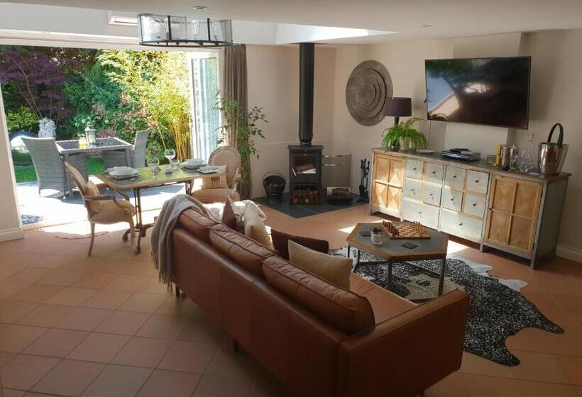 Дом 1 Спальня, Newmarket Boutique Apartments