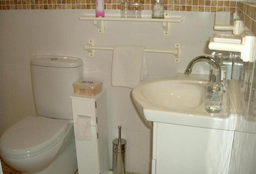 Cameră Familiară, Ashleigh House