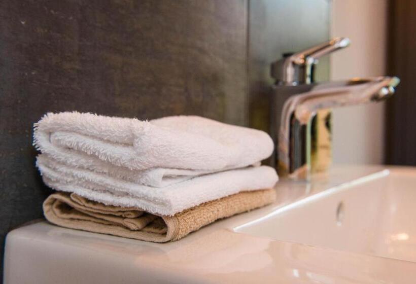 شقة غرفة واحدة, Blackwell House