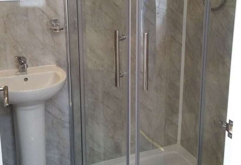 패밀리 룸, Morrisy House