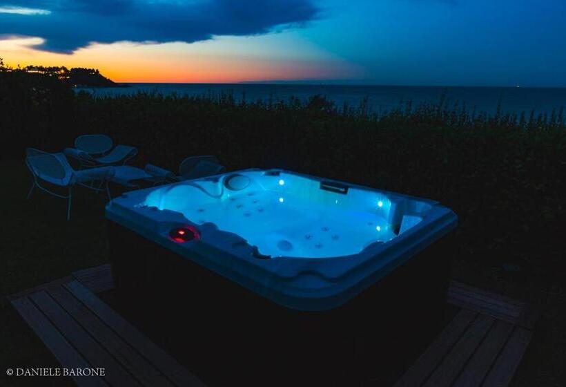 سوئیت با وان آب گرم, Baia Delphis Resort