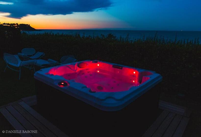 سوئیت با وان آب گرم, Baia Delphis Resort