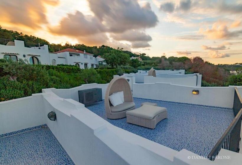 سوئیت با وان آب گرم, Baia Delphis Resort