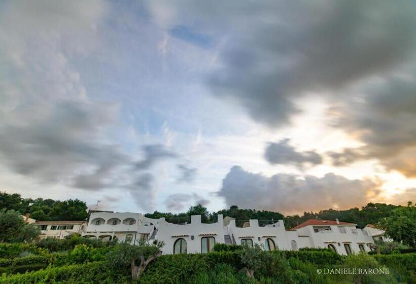 سوئیت با وان آب گرم, Baia Delphis Resort