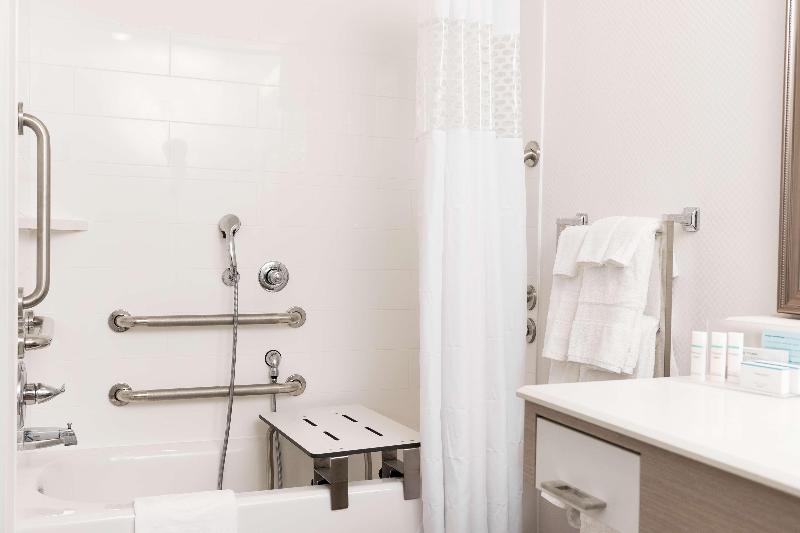 キングサイズベッドのスタンダードルーム, Hampton Inn & Suites La Crosse Downtown