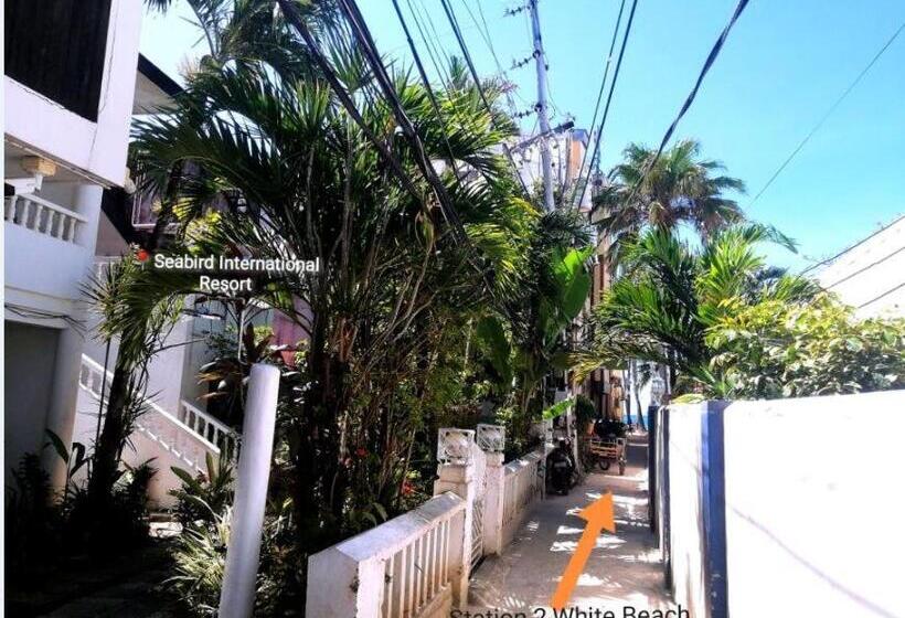 디럭스 트리플 룸, Seabird International Resort