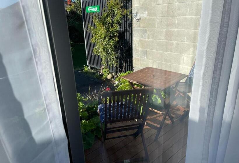 Номер Стандарт Трехместный, Carters By The Sea Beachside Studio Apartments