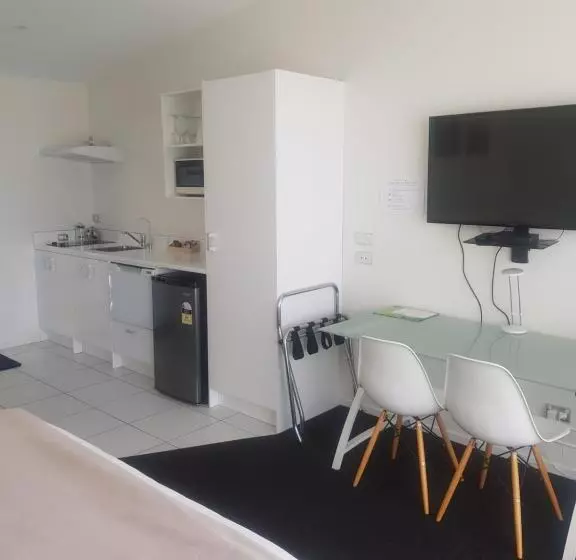 اتاق استاندارد سه نفره, Carters By The Sea Beachside Studio Apartments