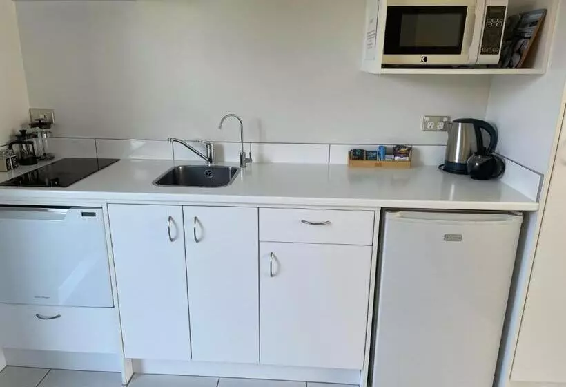 اتاق استاندارد با تخت بزرگ, Carters By The Sea Beachside Studio Apartments